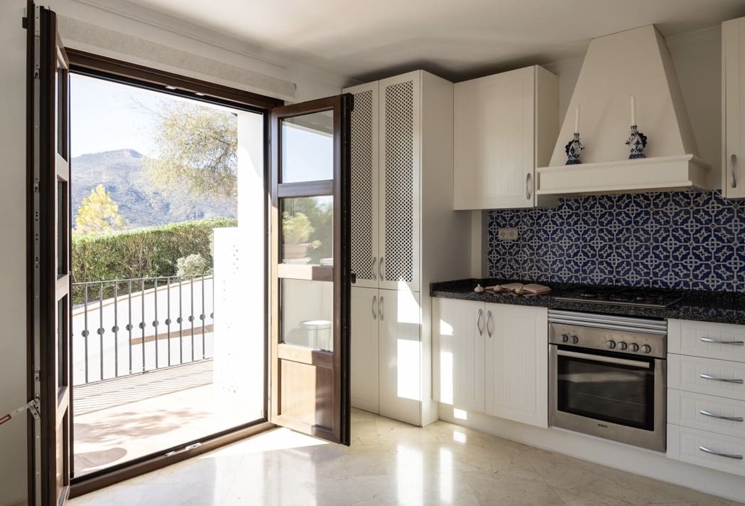 4 sypialnia Dom na sprzedaż w Benahavis z basenem - 749 500 € (Ref: 9836478)