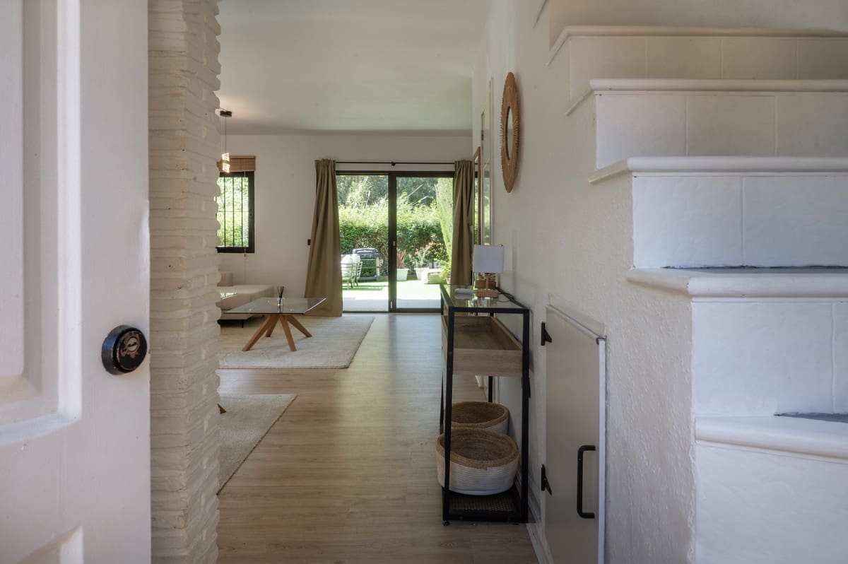 2 bedroom Semi-detached Villa for sale in Calahonda with pool - € 495,000 (Ref: 9836480)