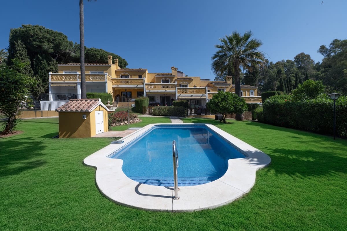 2 bedroom Semi-detached Villa for sale in Calahonda with pool - € 495,000 (Ref: 9836480)