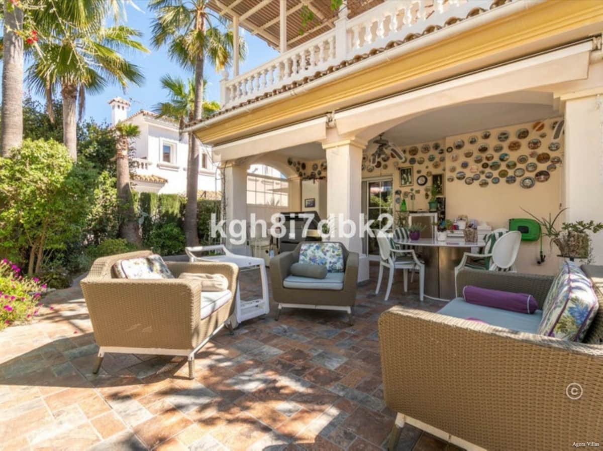 4 chambre Villa/Maison à vendre à New Golden Mile avec piscine garage - 995 000 € (Ref: 9836481)