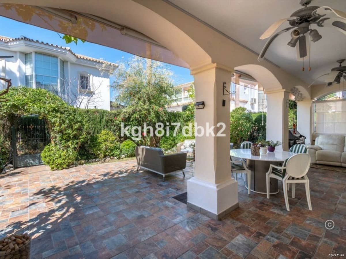 4 chambre Villa/Maison à vendre à New Golden Mile avec piscine garage - 995 000 € (Ref: 9836481)