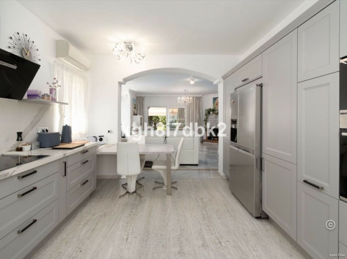 4 chambre Villa/Maison à vendre à New Golden Mile avec piscine garage - 995 000 € (Ref: 9836481)