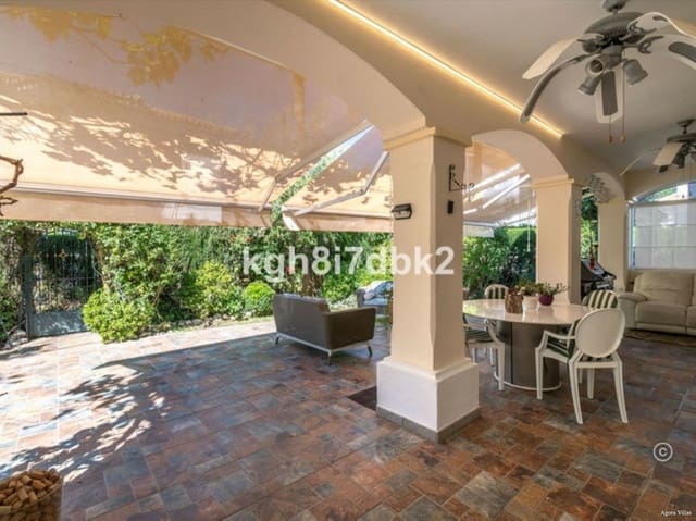 4 chambre Villa/Maison à vendre à Nueva Atalaya, Estepona avec piscine garage - 995 000 € (Ref: 9836481)