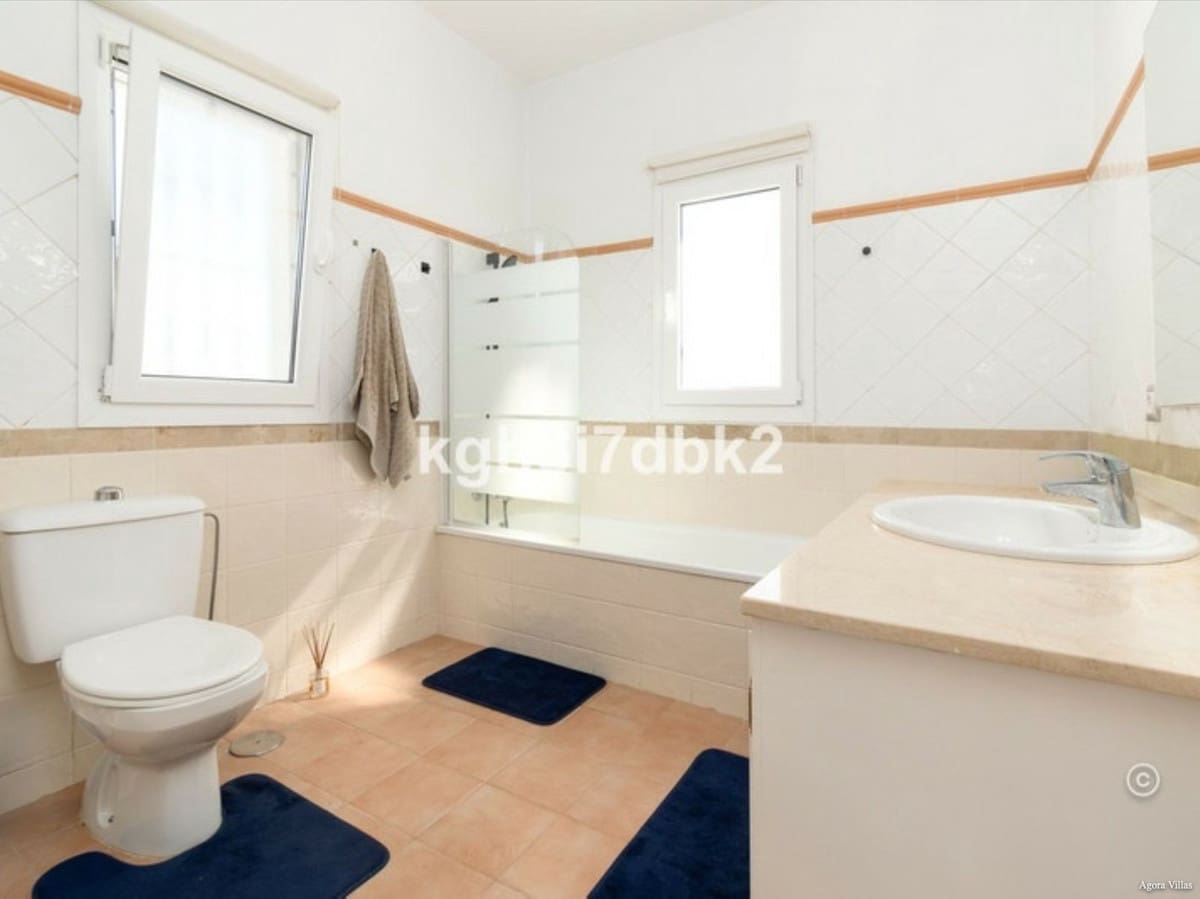 4 chambre Villa/Maison à vendre à New Golden Mile avec piscine garage - 995 000 € (Ref: 9836481)