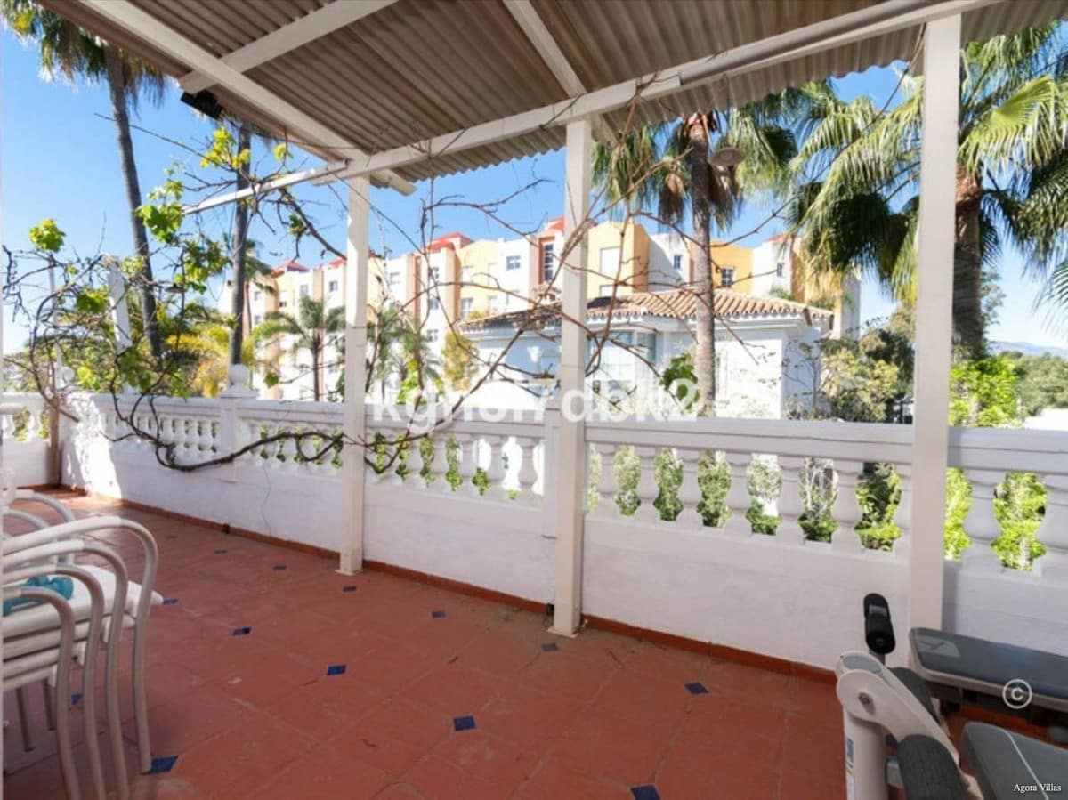 4 chambre Villa/Maison à vendre à New Golden Mile avec piscine garage - 995 000 € (Ref: 9836481)
