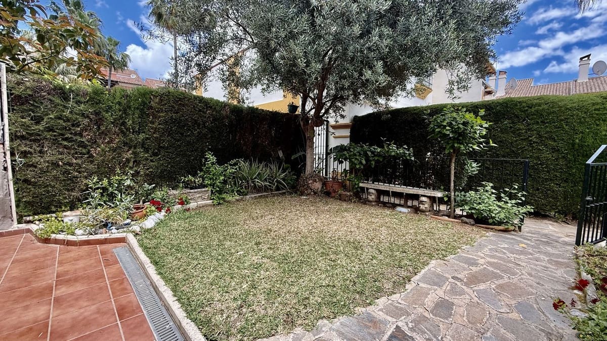Casa de 4 habitaciones en Puerto Banus en venta con piscina - 790.000 € (Ref: 9836482)