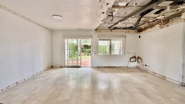 Casa de 4 habitaciones en Puerto Banus, Marbella en venta con piscina - 790.000 € (Ref: 9836482)