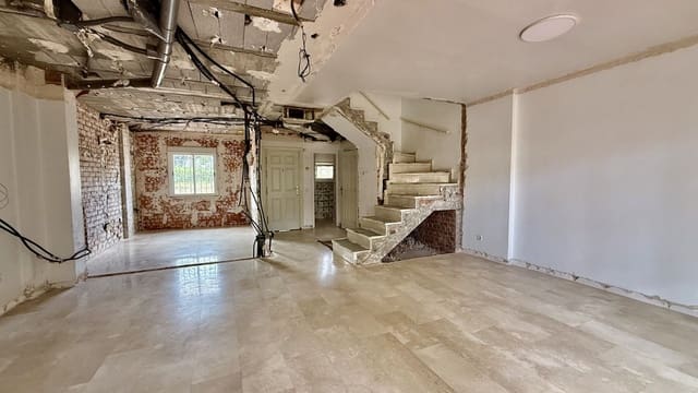 Casa de 4 habitaciones en Puerto Banus, Marbella en venta con piscina - 790.000 € (Ref: 9836482)