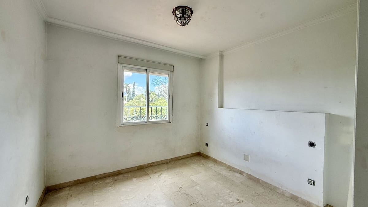 Casa de 4 habitaciones en Puerto Banus en venta con piscina - 790.000 € (Ref: 9836482)