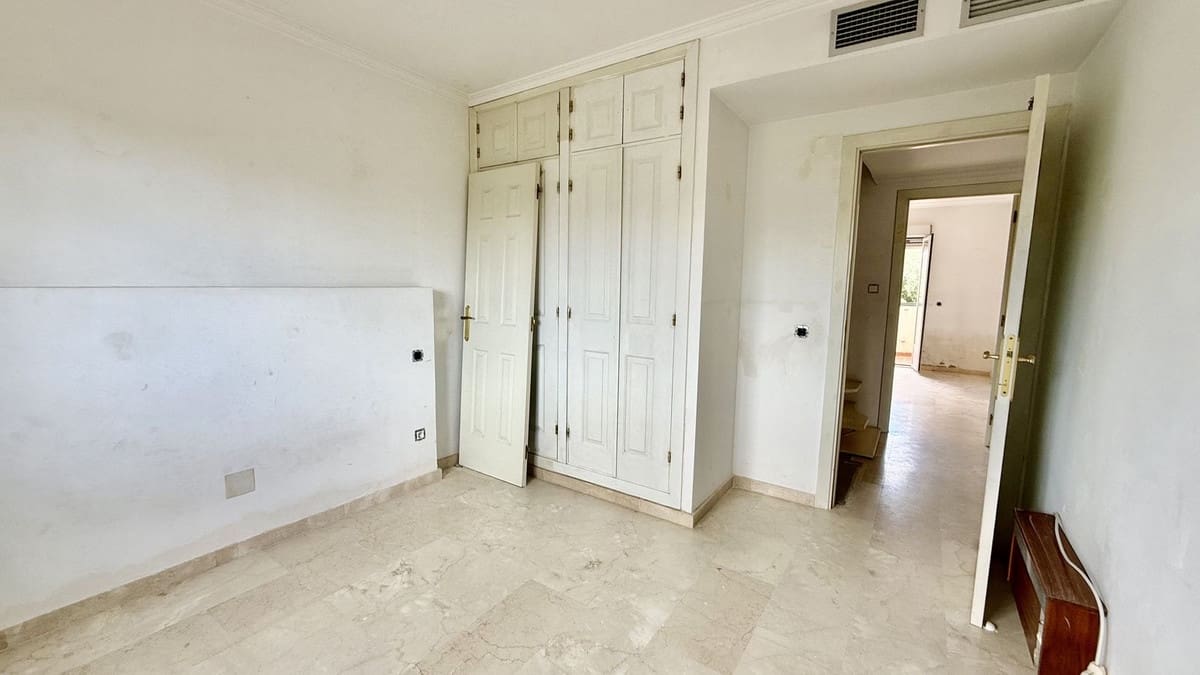 Casa de 4 habitaciones en Puerto Banus en venta con piscina - 790.000 € (Ref: 9836482)