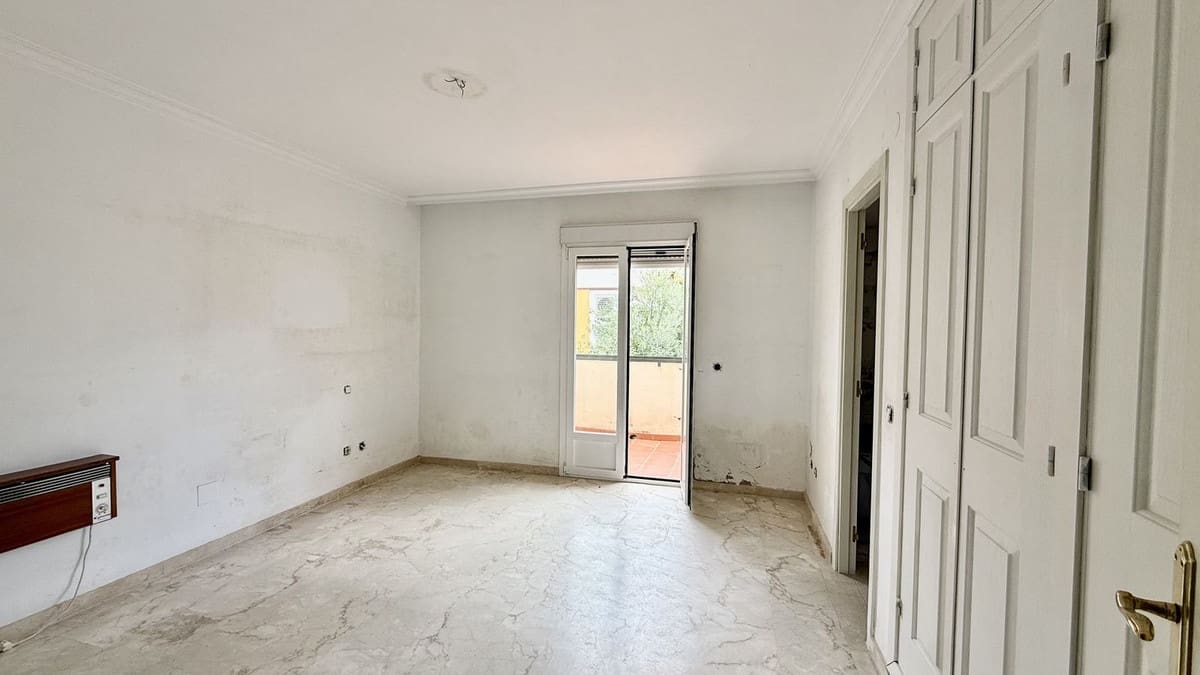 Casa de 4 habitaciones en Puerto Banus en venta con piscina - 790.000 € (Ref: 9836482)
