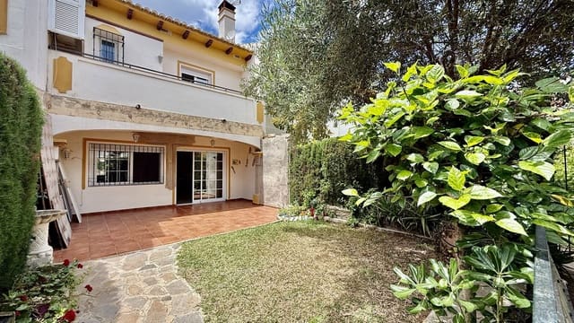 Casa de 4 habitaciones en Puerto Banus, Marbella en venta con piscina - 790.000 € (Ref: 9836482)