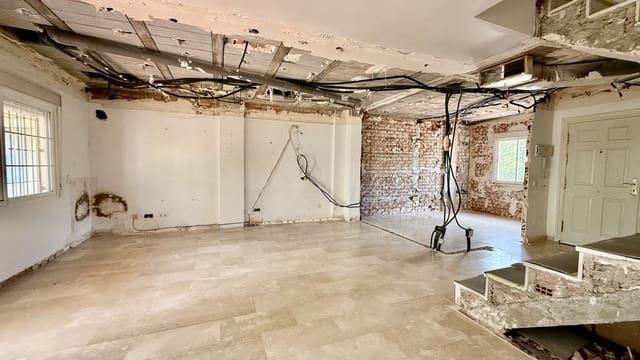 Casa de 4 habitaciones en Puerto Banus, Marbella en venta con piscina - 790.000 € (Ref: 9836482)