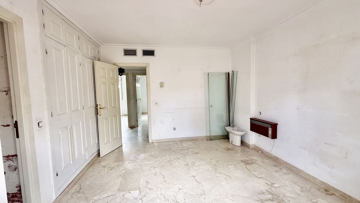 Casa de 4 habitaciones en Puerto Banus en venta con piscina - 790.000 € (Ref: 9836482)
