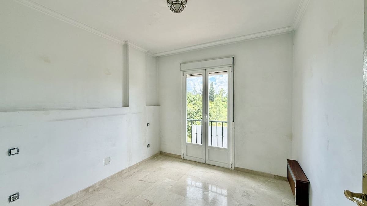 Casa de 4 habitaciones en Puerto Banus en venta con piscina - 790.000 € (Ref: 9836482)