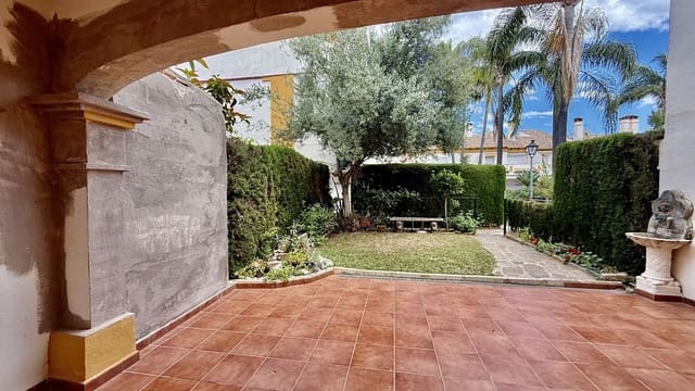 Casa de 4 habitaciones en Puerto Banus, Marbella en venta con piscina - 790.000 € (Ref: 9836482)
