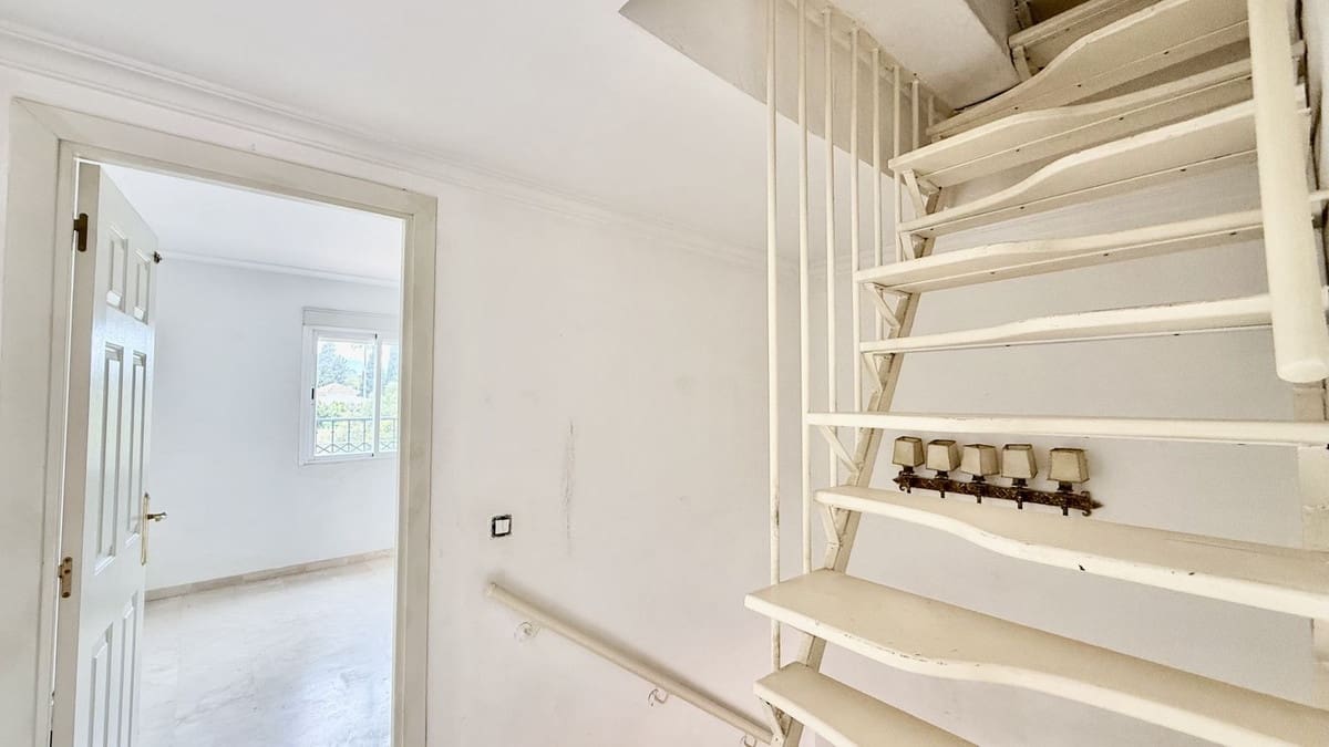 Casa de 4 habitaciones en Puerto Banus en venta con piscina - 790.000 € (Ref: 9836482)
