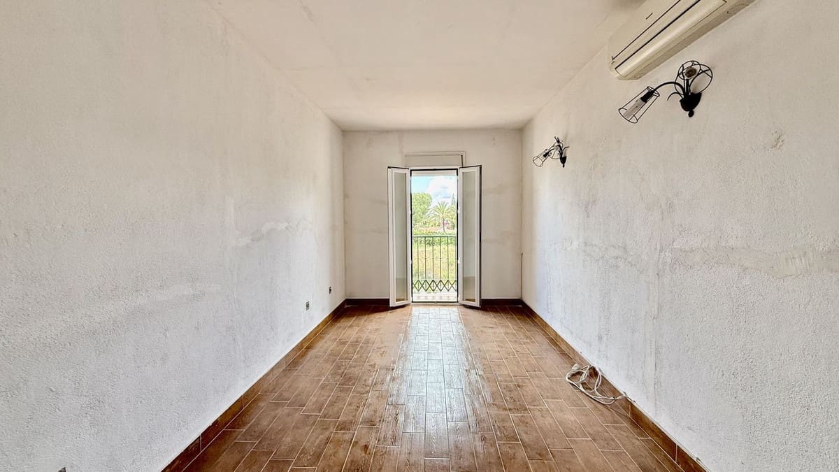 Casa de 4 habitaciones en Puerto Banus en venta con piscina - 790.000 € (Ref: 9836482)