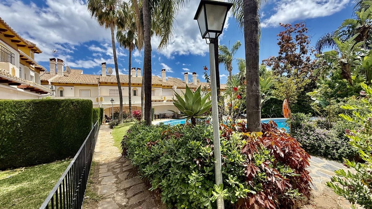 Casa de 4 habitaciones en Puerto Banus en venta con piscina - 790.000 € (Ref: 9836482)