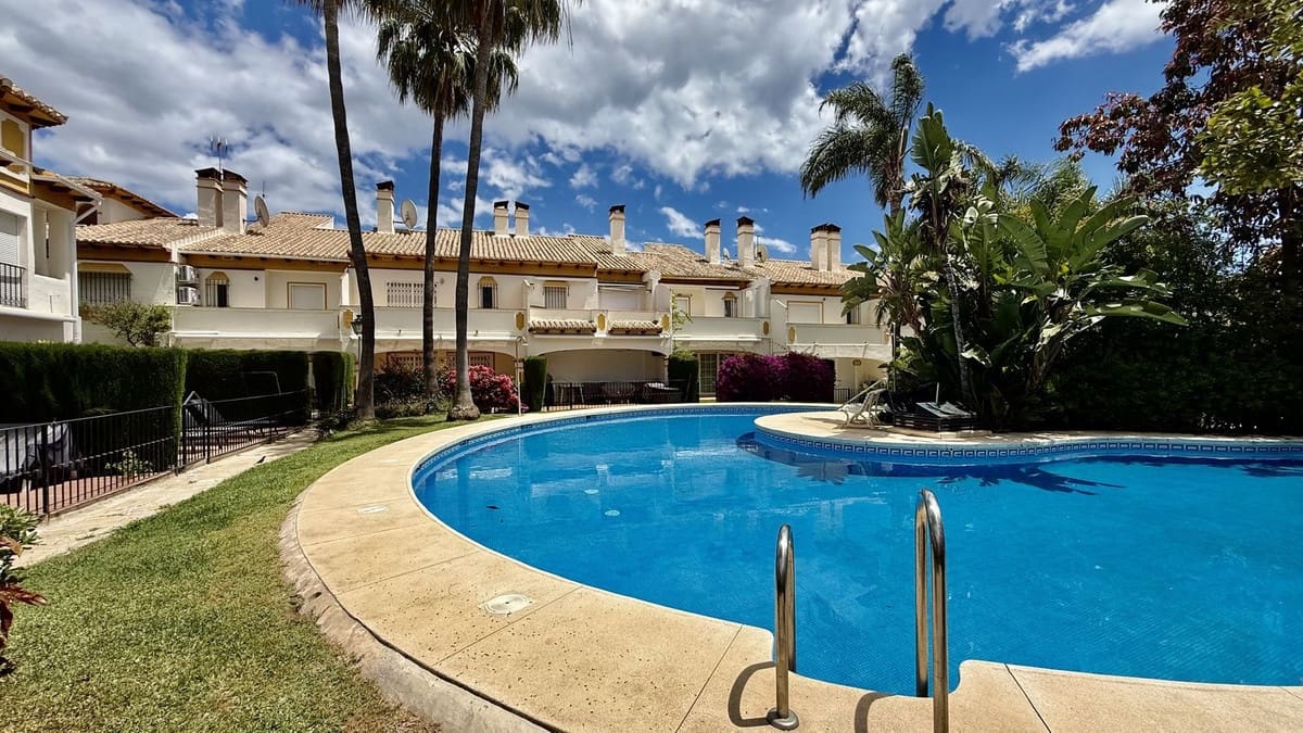 Casa de 4 habitaciones en Puerto Banus en venta con piscina - 790.000 € (Ref: 9836482)