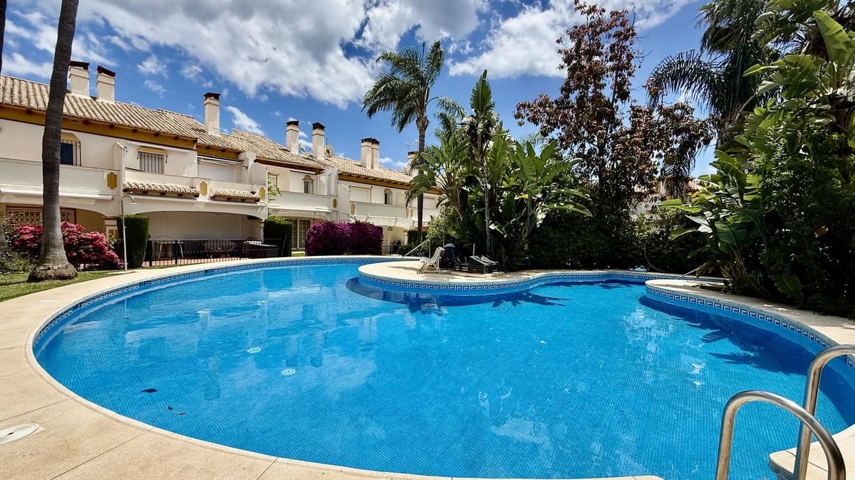 Casa de 4 habitaciones en Puerto Banus en venta con piscina - 790.000 € (Ref: 9836482)