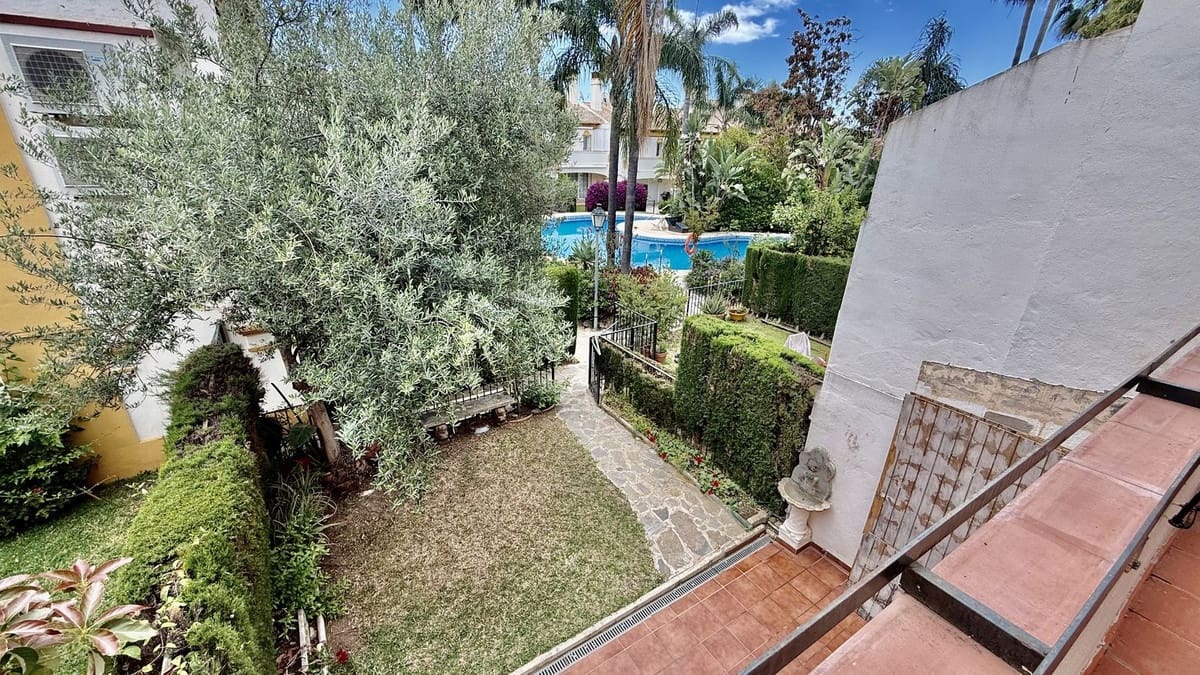 Casa de 4 habitaciones en Puerto Banus en venta con piscina - 790.000 € (Ref: 9836482)