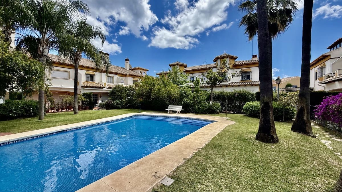 Casa de 4 habitaciones en Puerto Banus en venta con piscina - 790.000 € (Ref: 9836482)