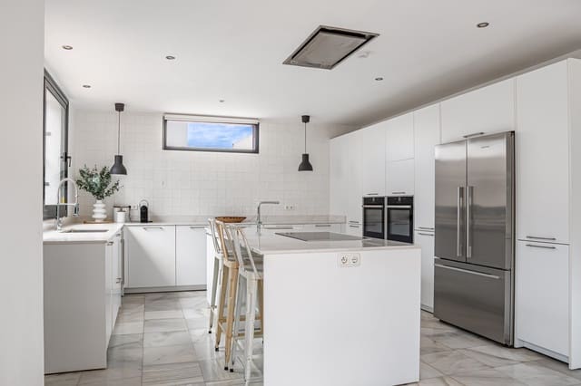 6 makuuhuone Huvila myytävänä paikassa La Dama de Noche - La Alzambra, Marbella mukana uima-altaan - 1 399 000 € (Ref: 9840386)
