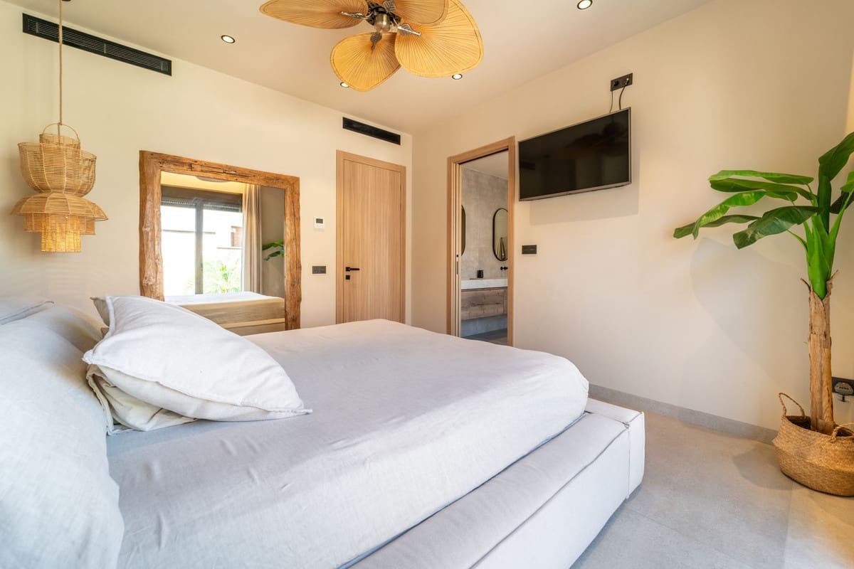 4 bedroom Villa for sale in Alhaurin de la Torre with pool garage - € 2,200,000 (Ref: 9840388)