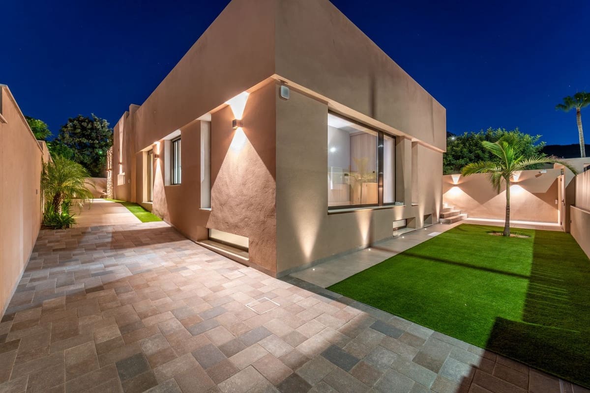 4 bedroom Villa for sale in Alhaurin de la Torre with pool garage - € 2,200,000 (Ref: 9840388)