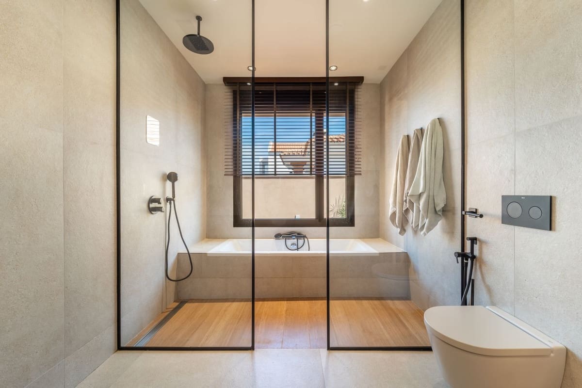 4 bedroom Villa for sale in Alhaurin de la Torre with pool garage - € 2,200,000 (Ref: 9840388)