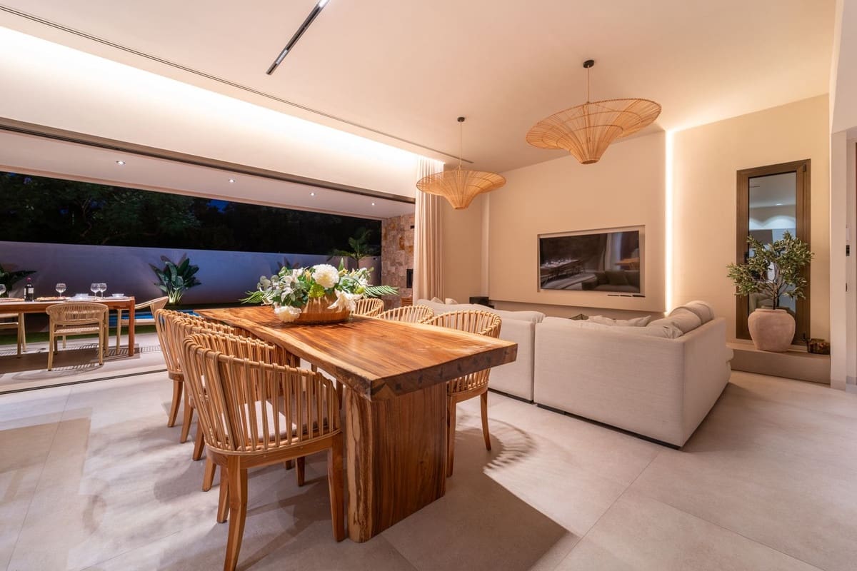 4 bedroom Villa for sale in Alhaurin de la Torre with pool garage - € 2,200,000 (Ref: 9840388)