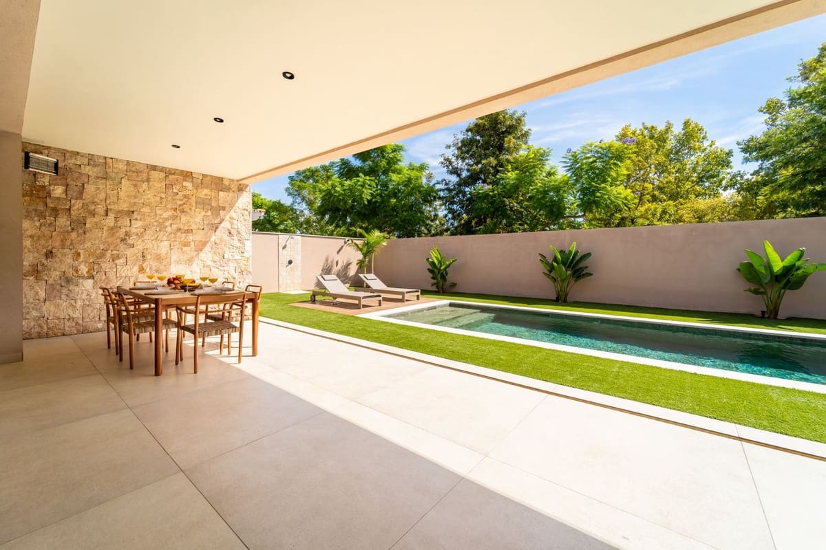 4 bedroom Villa for sale in Alhaurin de la Torre with pool garage - € 2,200,000 (Ref: 9840388)