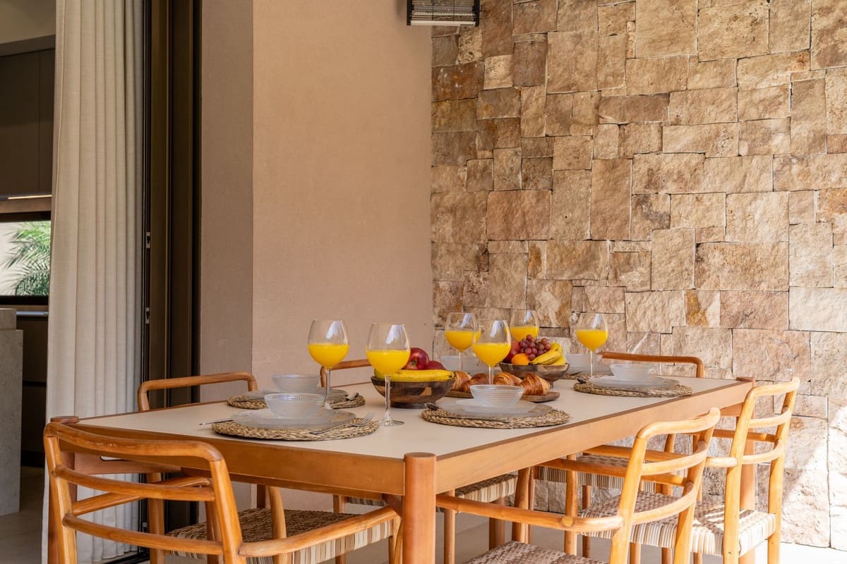 4 bedroom Villa for sale in Alhaurin de la Torre with pool garage - € 2,200,000 (Ref: 9840388)