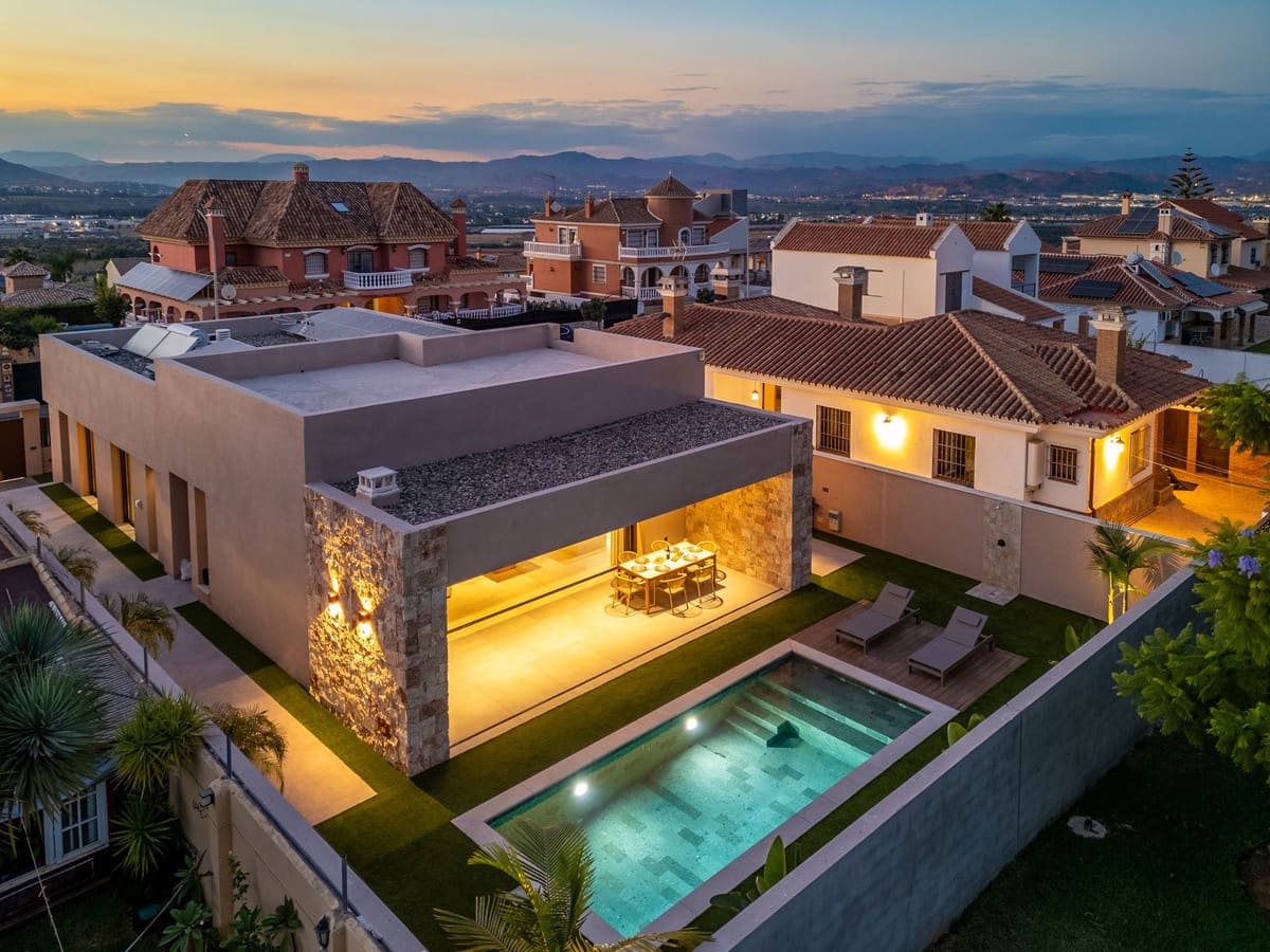 4 bedroom Villa for sale in Alhaurin de la Torre with pool garage - € 2,200,000 (Ref: 9840388)