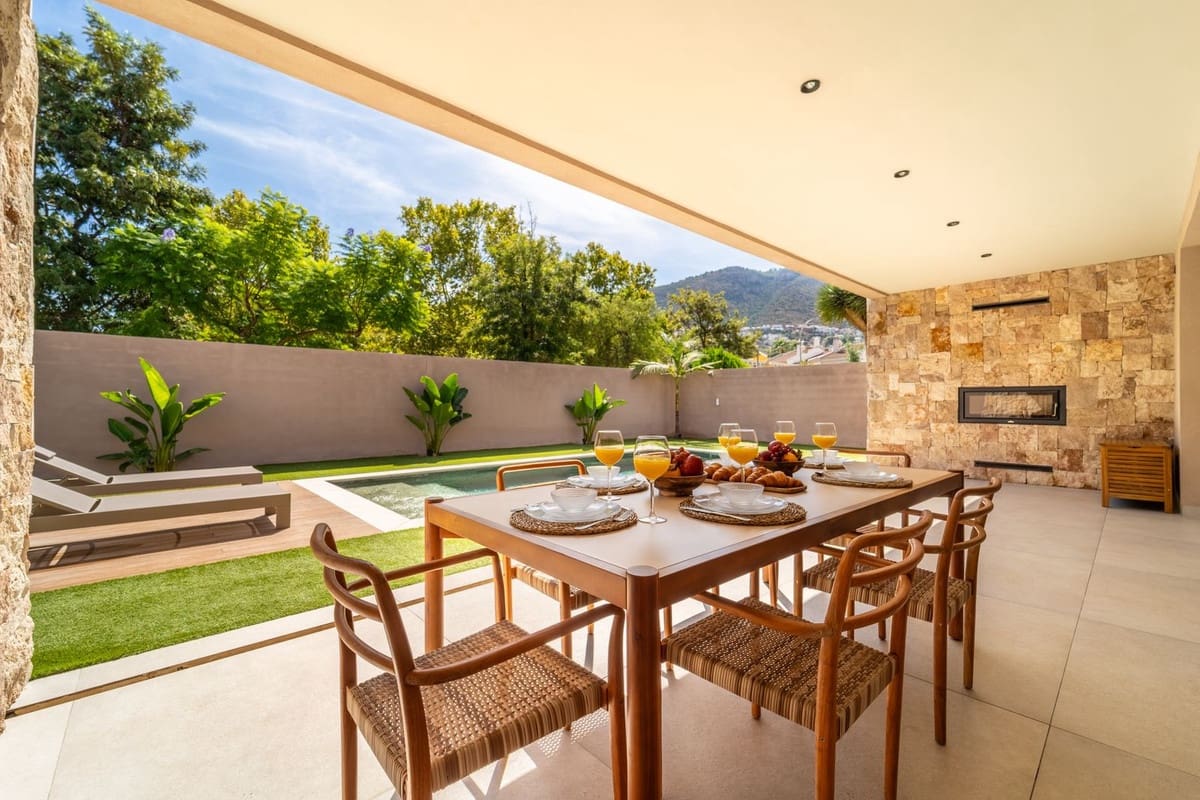 4 bedroom Villa for sale in Alhaurin de la Torre with pool garage - € 2,200,000 (Ref: 9840388)