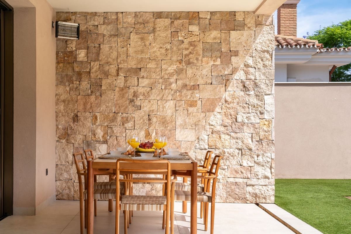 4 bedroom Villa for sale in Alhaurin de la Torre with pool garage - € 2,200,000 (Ref: 9840388)