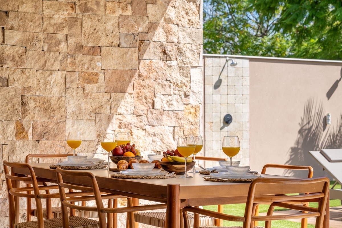 4 bedroom Villa for sale in Alhaurin de la Torre with pool garage - € 2,200,000 (Ref: 9840388)
