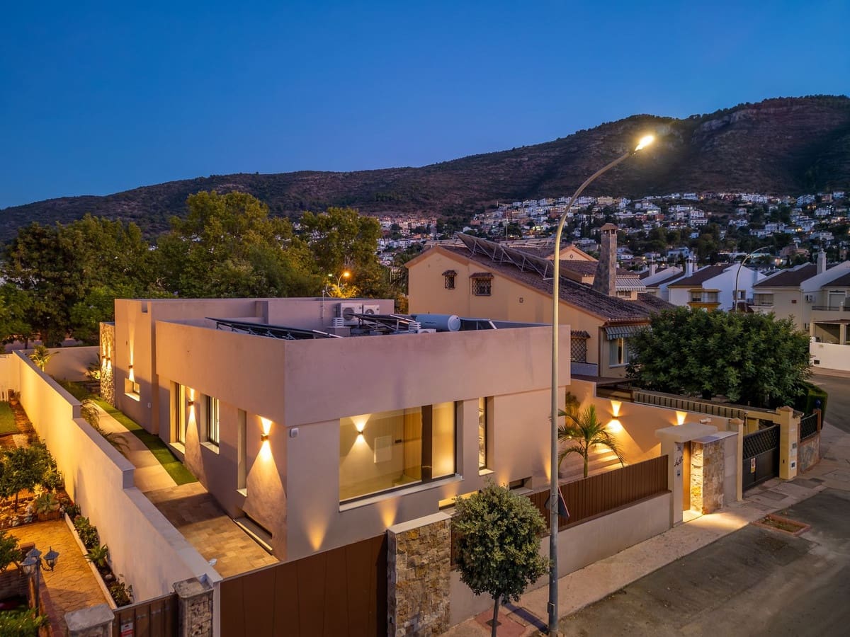 4 bedroom Villa for sale in Alhaurin de la Torre with pool garage - € 2,200,000 (Ref: 9840388)