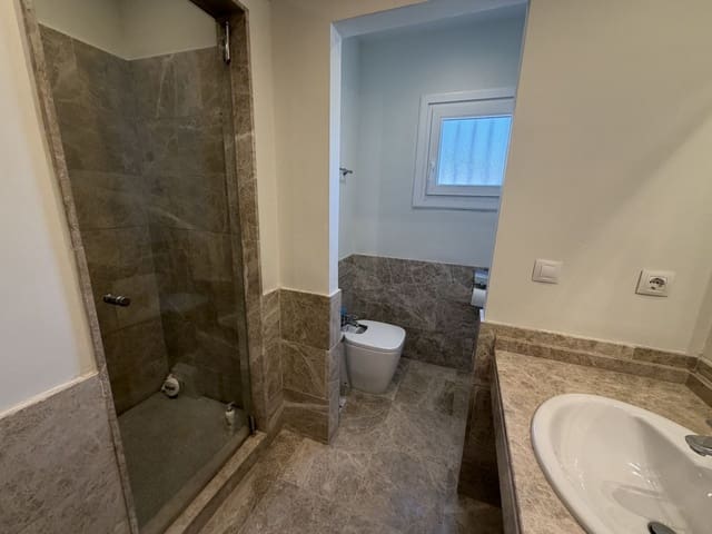 3 sovrum Semi-fristående Villa till salu i Marbella med pool - 795 000 € (Ref: 9840389)