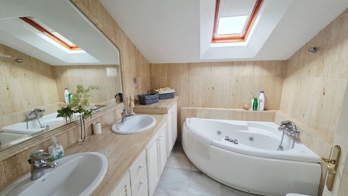 3 bedroom Semi-detached Villa for sale in Golden Mile with pool - € 1,335,000 (Ref: 9841072)