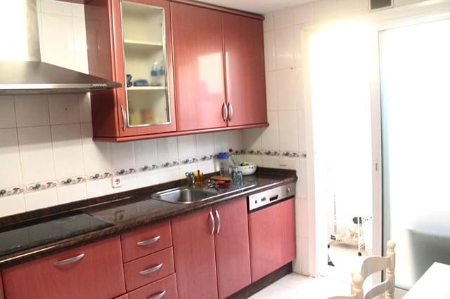 4 sovrum Semi-fristående Villa till salu i Marbella med pool garage - 650 000 € (Ref: 9841073)