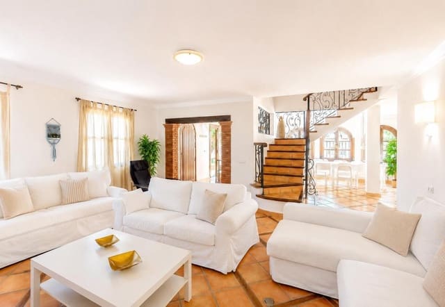 6 slaapkamer Villa te koop in Centro ciudad, Fuengirola met zwembad - € 780.000 (Ref: 9841076)