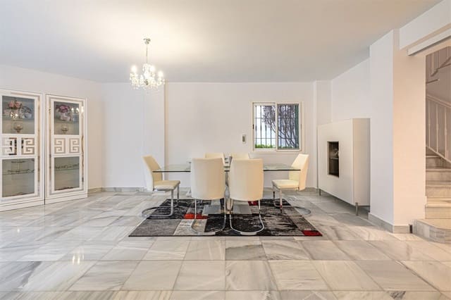 2 makuuhuone Omakotitalo myytävänä paikassa La Dama de Noche - La Alzambra, Marbella mukana uima-altaan - 650 000 € (Ref: 9841081)