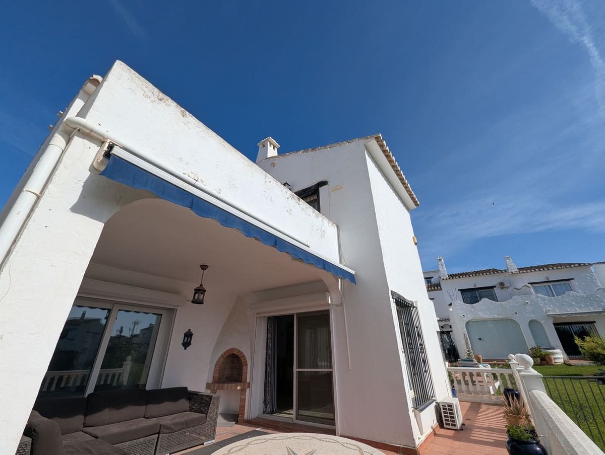3 bedroom Townhouse for sale in Calahonda with pool - € 449,000 (Ref: 9849534)