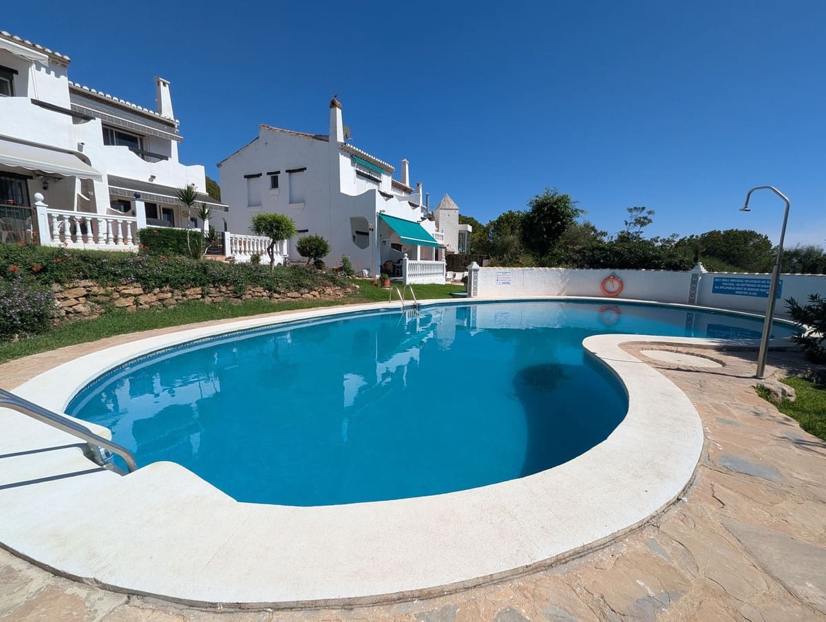 3 bedroom Townhouse for sale in Calahonda with pool - € 449,000 (Ref: 9849534)