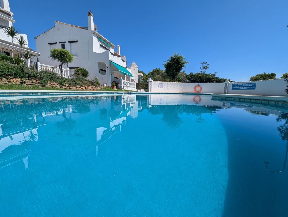 3 bedroom Townhouse for sale in Calahonda with pool - € 449,000 (Ref: 9849534)