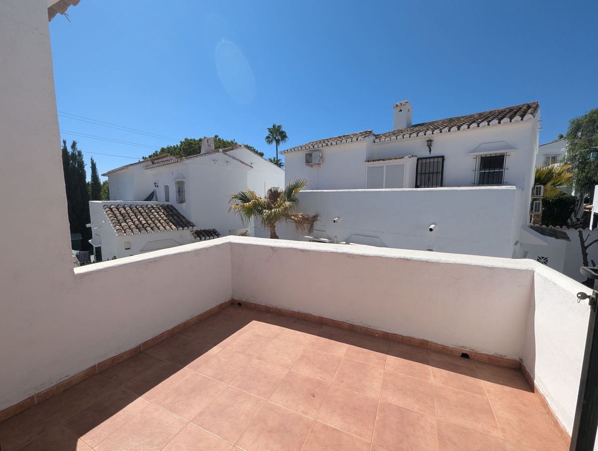 3 bedroom Townhouse for sale in Calahonda with pool - € 449,000 (Ref: 9849534)