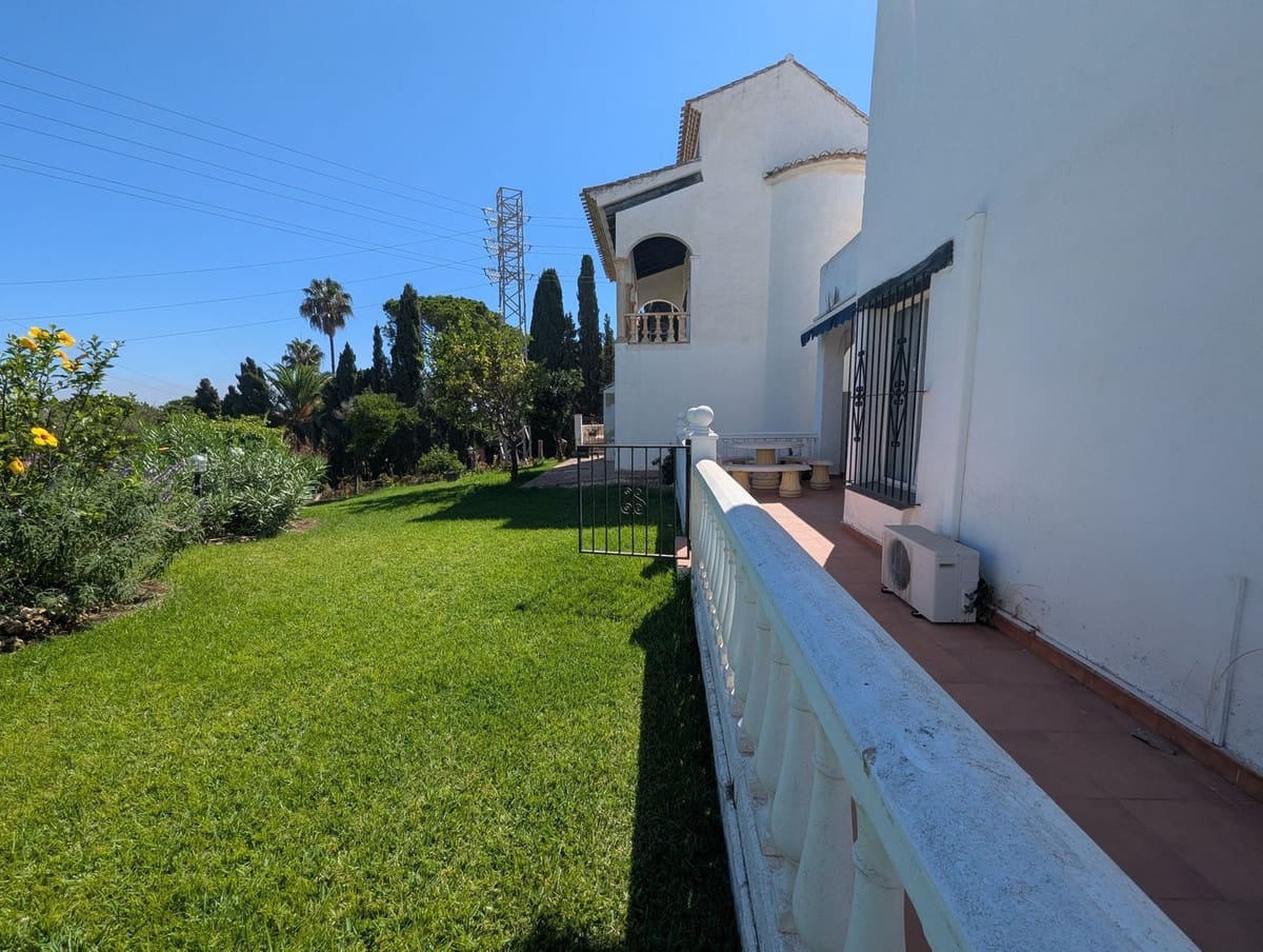 3 bedroom Townhouse for sale in Calahonda with pool - € 449,000 (Ref: 9849534)