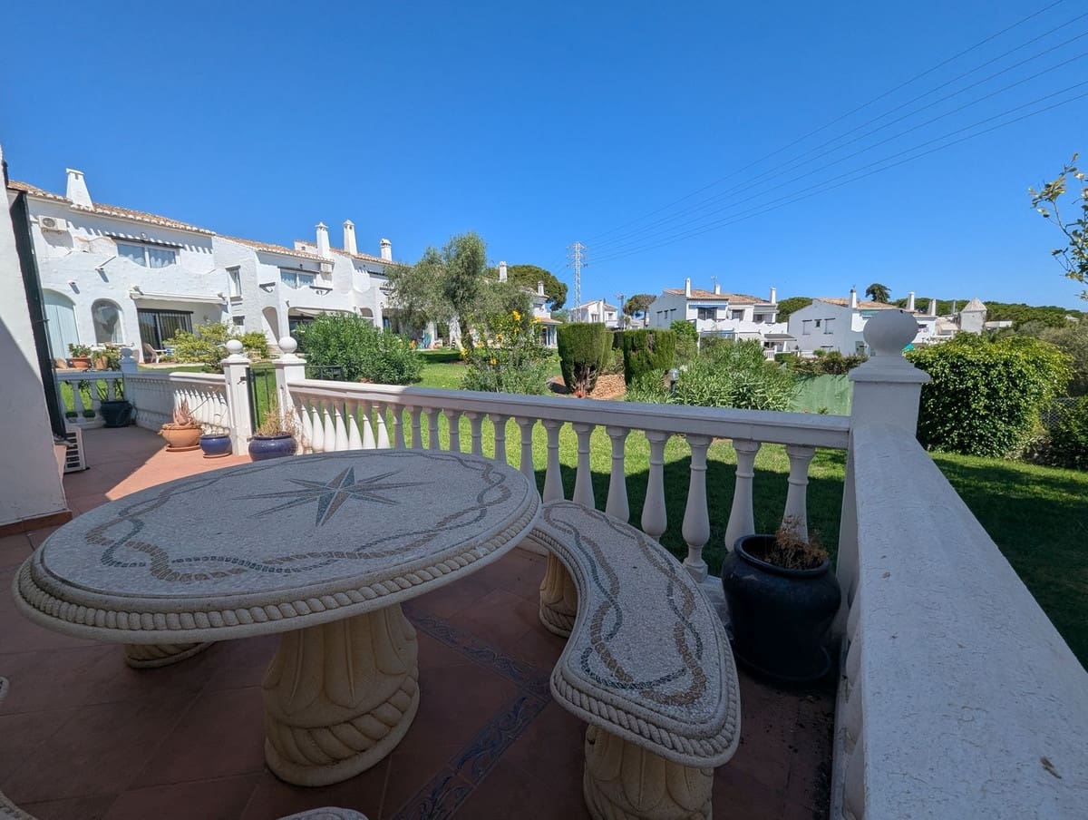 3 bedroom Townhouse for sale in Calahonda with pool - € 449,000 (Ref: 9849534)